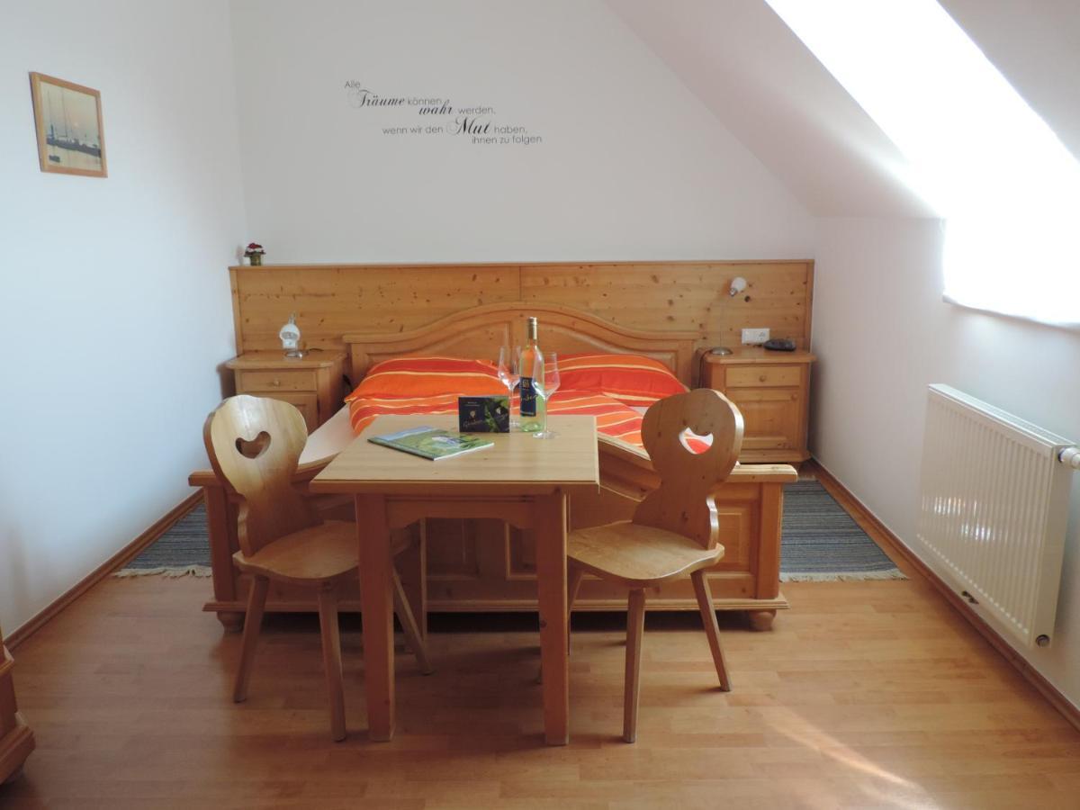 Weingut Gaestezimmer Gruber Ehrenhausen Ngoại thất bức ảnh