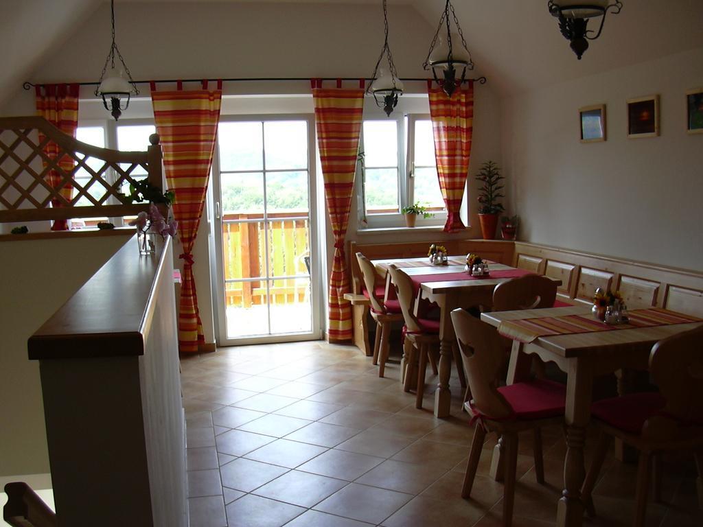 Weingut Gaestezimmer Gruber Ehrenhausen Phòng bức ảnh