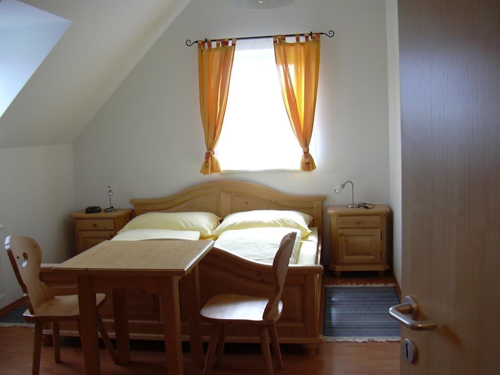 Weingut Gaestezimmer Gruber Ehrenhausen Phòng bức ảnh
