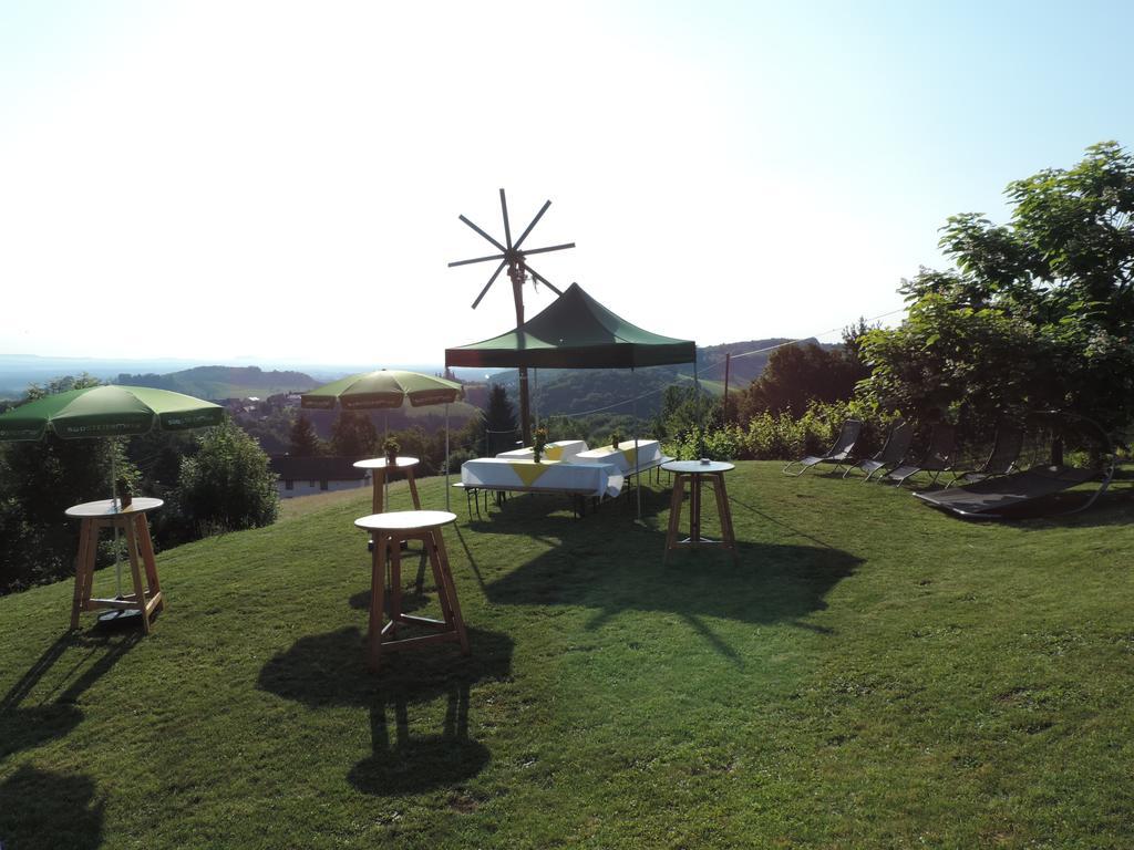Weingut Gaestezimmer Gruber Ehrenhausen Ngoại thất bức ảnh